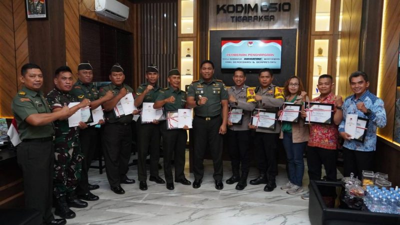 Foto: Komandan Kodim 0510/Trs, Letkol Syarif SB. Berfoto Bersama Babinsa, Binamas, Wartawan dan Warga Usai Serahkan Penghargaan Kepada Mereka. Senin (3/6)