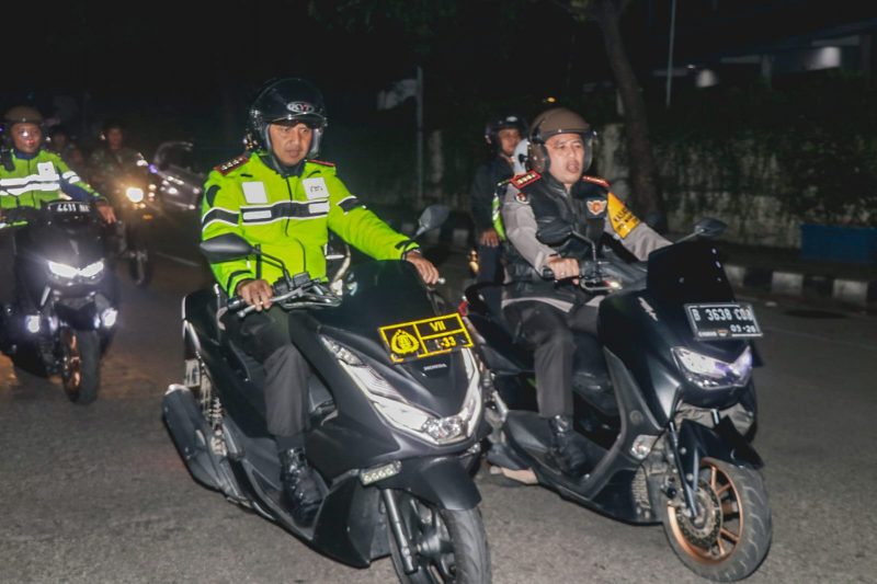 Foto: Kapolres Metro Tangerang Kota Kombes Pol Zain Dwi Nugroho dan Kabid Humas Polda Metro Jaya Kombes Pol. Ade Ary Syam Saat Pimpin Patroli Sekala Besar.