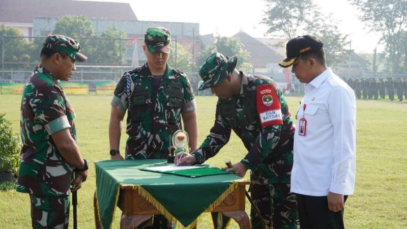 Foto: Pangdam Jaya Saat Pimpin Upacara Penutupan TMMD ke-120.