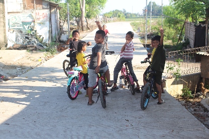 Foto: Kegembiraan Anak-anak Tangerang Saat Bersepeda di Jalan Bagus Karya TMMD ke-20, Kodim 0510 Tigaraksa 2024.