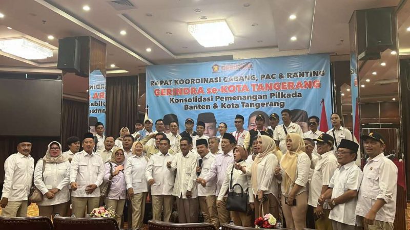 Foto: Ketua DPC Partai Gerindra Kota Tangerang Turidi Susanto Berfoto Bersama Kader Partai Tingkat Kecamatan Usai Gelar Acara Konsolidasi.