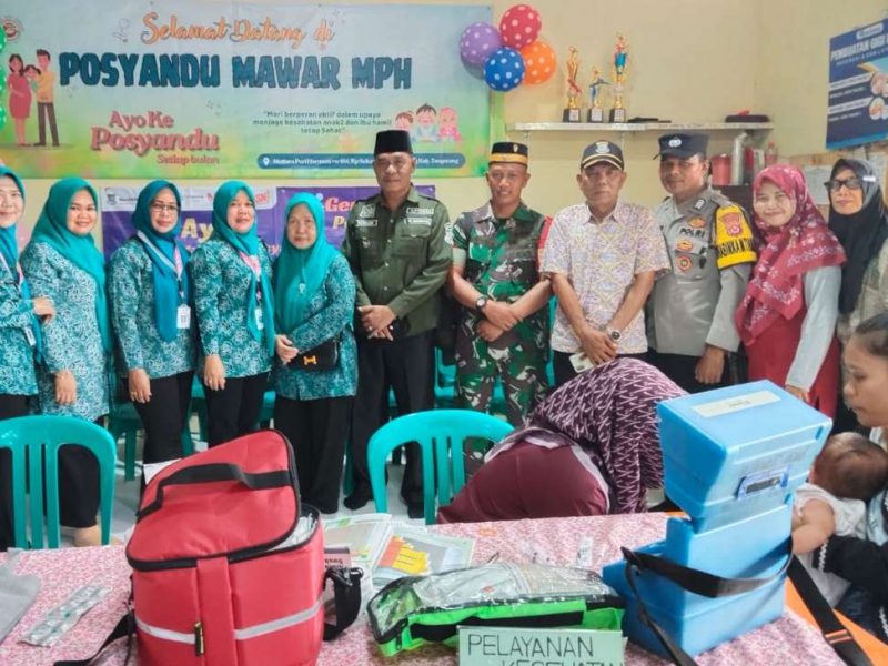 Foto: Babinsa dan Bhabinkamtibmas Sukamanah Berfoto Bersama di Kegiatan Grebek Posyandu.