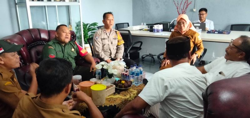 Foto: Babinsa dan Bhabinkamtbmas Saat Komsos ke SMAN 32 Curug.