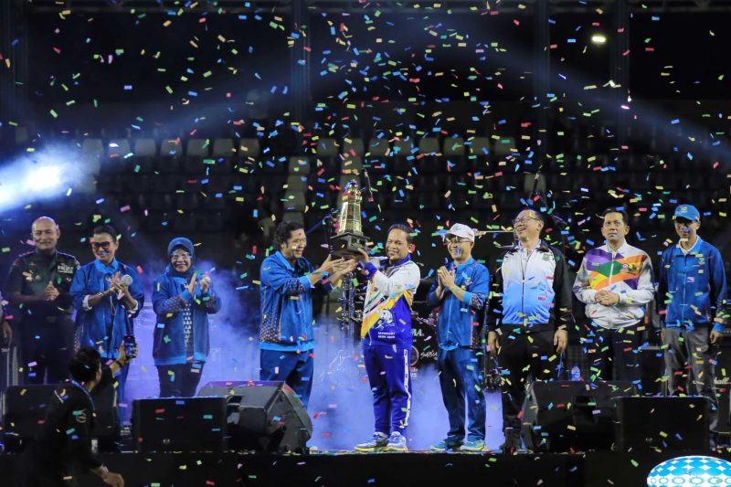 Foto: Pj. DR Nurdin Saat Menerima Piala Juara Umum Popda ke Xl tahun 2024.