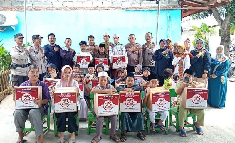 Foto: Usai Menyerahkan Bantuan Ciledug Kompol Saeful Anwar, SE., bersama Wakapolsek AKP Irwan Kusuma, SH., MH., Unit Binmas Serta Jajaran Berfoto Bersama.