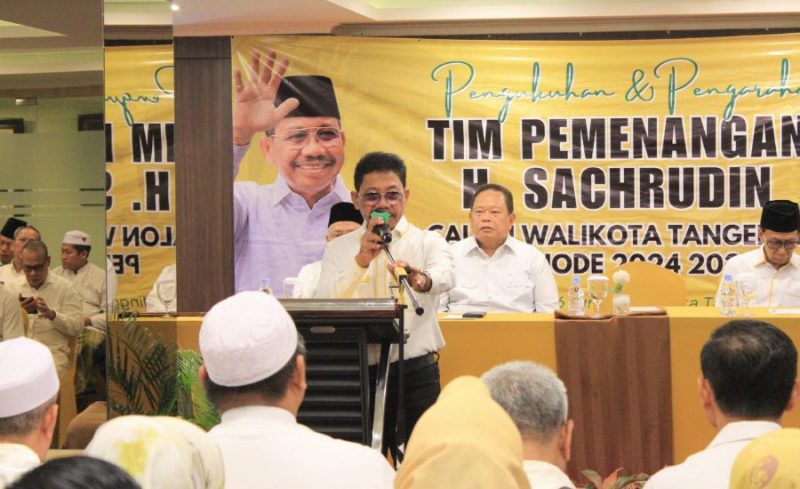 Foto: H. Sachrudin Saat Memberikan Pembekalan Sekaligus Kukuhkan Tim Pemenangan.