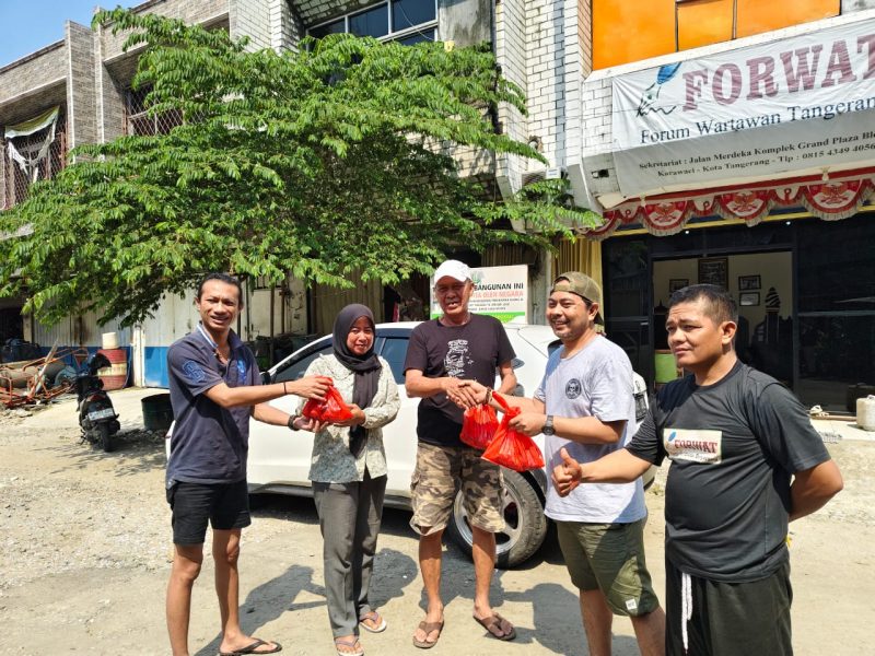 Foto; Ketua Forwat Andi Lala Saat Menyerahkan Daging Qurban Secara Simbolis ke Masyarakat.