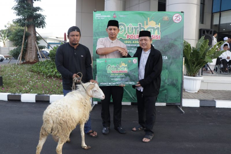 Foto: Kapolres Metro Tangerang Kota, Kombes Pol Zain Dwi Nugroho
Saat Menyerahkan Hewan Qurban Secara Simbolis Kepada Perwakilan Wartawan Kota Tangerang H. Musmulyadi.