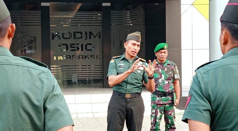 Foto: Pasi Ops Kodim 0510/Tigaraksa Kapten Inf C.Noya, Saat Menyampaikan Pesan ke Anggota di Kegiatan Apel Pagi.