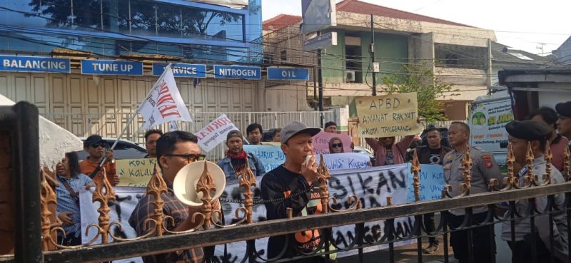 Foto: Puluhan Wartawan Yang Tergabung di Forwat Saat melakukan Akski Unjuk Rasa di KPU Kota Tangerang.