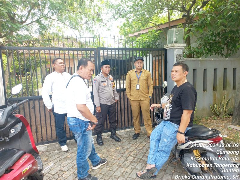 Foto: Anggota Polsek Balaraja dan Perangkar Desa Saat Melakukan Pengecekan Rumah Kosong.