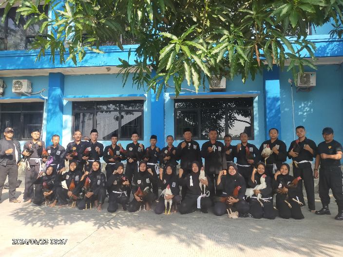 Foto: Usai Pengecekan Ayam, Pengurus PSHT Ranting Rajeg dan Calon Warga Berfoto Bersama.