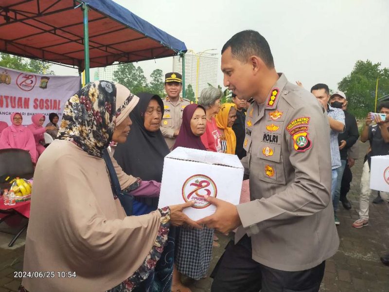Foto: Kapolres Metro Tangerang Kota Kombes Pol Zain Dwi Nugroho Saat Menyerahkan Bantuan ke Warga Karawaci.