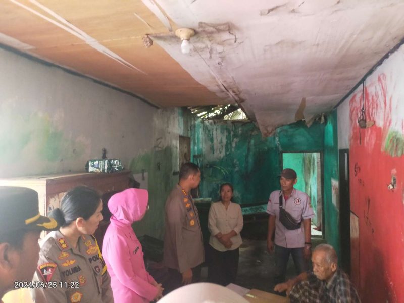 Foto: Kapolres Metro Tangerang Kota Kombes Pol. Zain Dwi Nugroho Bersama Rombongan Saat Blusukan Menyerahkan Bantuan di 
Kampung Karawaci Ilir,  Kelurahan Karawaci, RT 03 RW 02, No.79, Kecamatan Karawaci, Kota Tangerang.