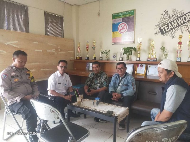 Foto: Kasi Ekbang Kelurahan Karawaci, Kasi Kemas, Mantan RW 03 dan BKM 2017 dan Bhabinkamtibmas Kelurahan Karawaci Saat Ditemui Sekilasbanten.Com. Rabu (26/6/2024).