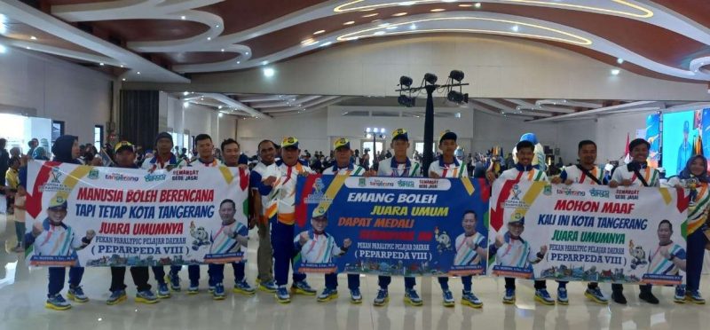 Foto: Usai Dinyatakan Juara Umum Peparpeda VIII Banten, Para Atlet Kota Tangerang Berfoto Bersama.