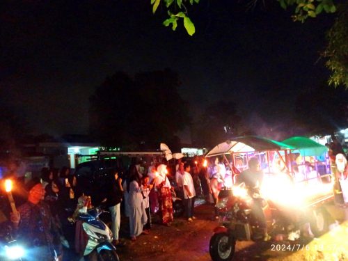 Sambut 1 Muharram, Warga Binong Pawai Obor Keliling Kampung
