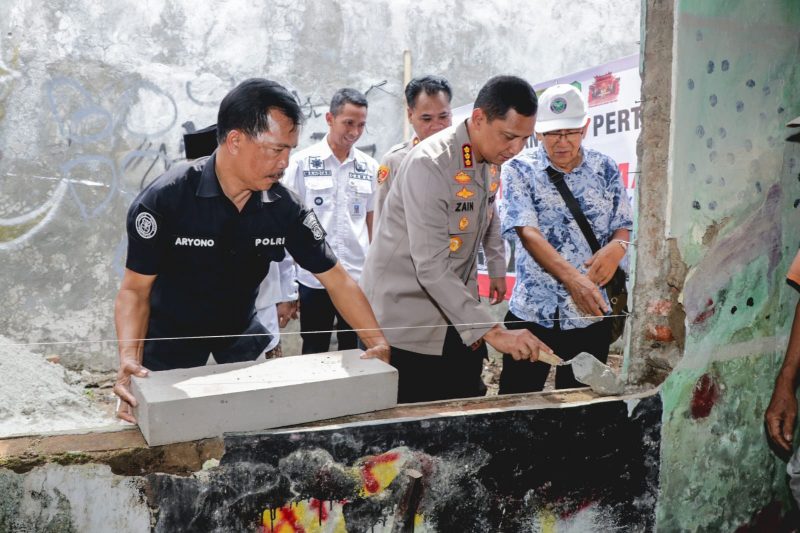 Foto: Kapolres Metro Tangerang Kota, Kombes Pol Zain Dwi Nugroho Saat Melaksanakan Peletakan Batu Pertama Bedah Rumah Warga Karawaci.