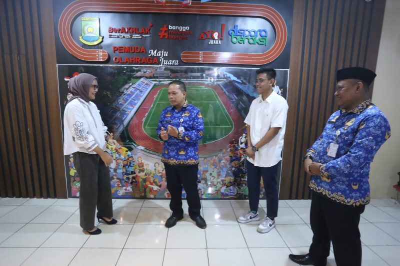 Foto: Pj. Walikota Tangerang DR Nurdin dan Kadispora Kaonang Berfoto Bersama Dua Pemuda Berprestasi Alfuyyah dan Aldyansyah.