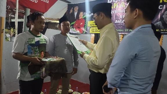 Foto: Ichsan Maulana Saat Menerima Mandat Sebagai Korcam Kecamatan Karawaci dari Calon Walikota Tangerang Dr Ahmad Amarullah