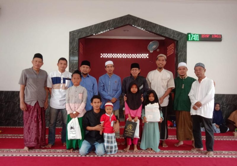 Foto: Usai Santuni Anak Yatim, Pengurus Musolla Arroyan Berfoto  Bersama.