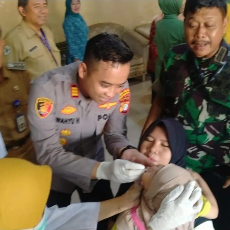 Foto: Kapolsek Teluknaga AKP Wahyu Hidayat, S.T.K, S.IK, Saat Menghadiri Pekan Imunisasi/Pin Polio di Desa Bojong Renged.