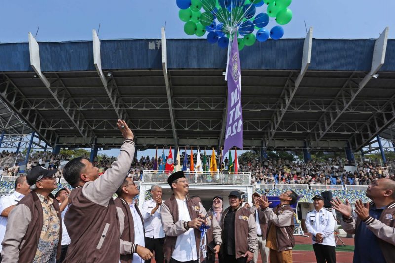 Foto: Pelepasan Puluhan Balon Udara Oleh Sekda Kota Tangerang H. Suherman dan Rektor UMT H. Ahmad Amarullah (Uwoh) Tandai Pelepasan KKN Terpadu Universitas Muhamadiyah Tangerang.