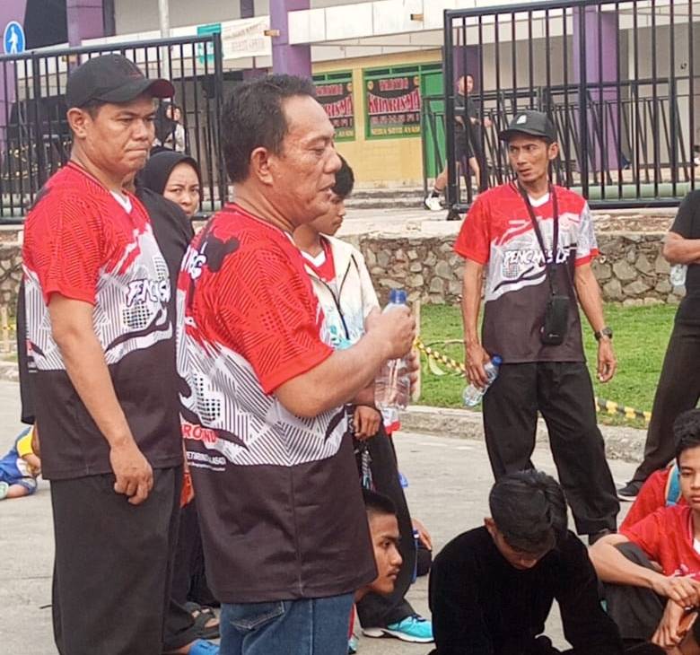 Foto: Ketua IPSI Rajeg Mas Beny Akas dan Pelatih Atlet IPSI Rajeg Bapak Yudhi Saat Memberi Pengarahan Kepada Atlet Usai Pertandingan Koni Cup 2024 Kabupaten Tangerang Berakhir. (11/8)