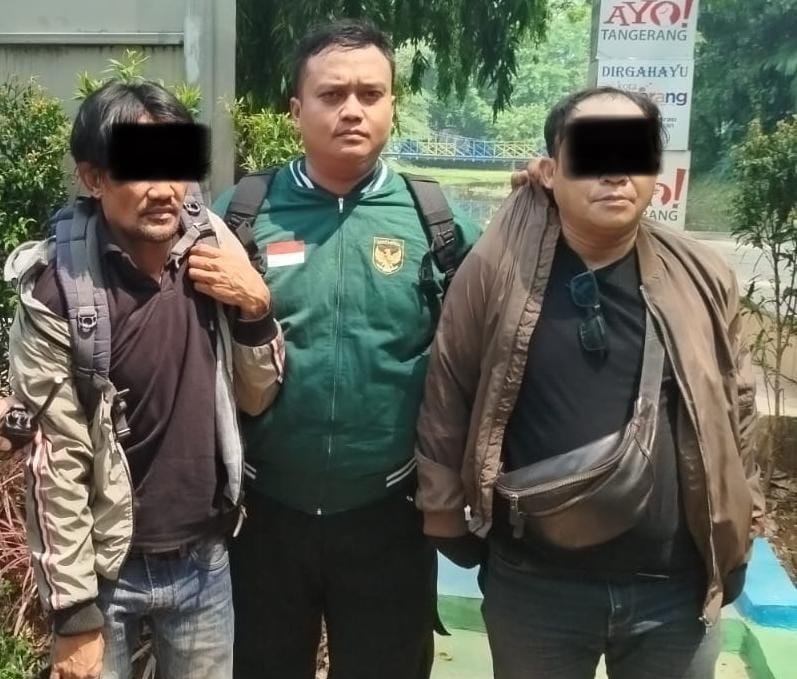 Foto: Dua Pelaku Perampasan Saat Diamankan Brigadir Dwi Heriyanto Anggota Sie Propam Polres Metro Tangerang Kota.