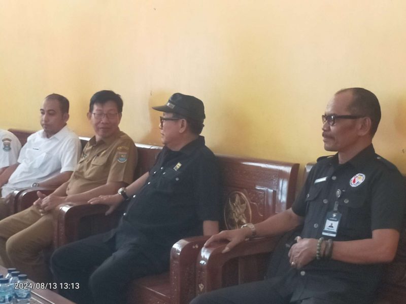 Foto: Ketua Cabang PSHT Kabupaten Tangerang Mas V. Bambang Hernux Didampingi Ketua 3 Mas Abdul Miran dan Jajaran Pengurus Serta Para Ketua Ranting Saat Berbincang Bincang Dengan Kesbangpol.