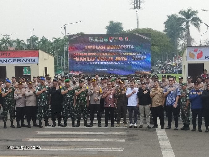 Foto: Kapolres Metro Tangerang Kota, Kombes Pol Zain Dwi Nugroho beserta Jajaran Berfoto Bersama Dengan Unsur Forkopimda Usai Gelar Simulasi Sispamkota Pilkada Serentak 2024, di Taman Elektrik, Pupem Kota Tangerang, Kamis (15/8).