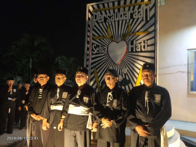 Foto: Ketua Cabang PSHT Kabupaten Tangerang, Mas V. Bambang Hernux, Ketua Cabang PSHT Kota Tangerang dan Para Pengurus Berfoto Bersama Usai Meresmikan Tugu Lambang PSHT di Padepokan RM. Imam Koessoepangat. Jum'at (16/8).