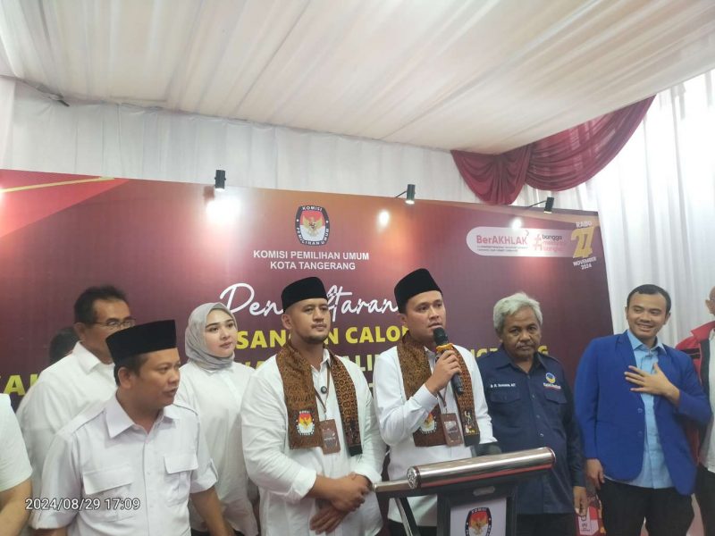 Foto: Usai Mendaftar ke KPU, Pasangan Cawalkot dan Calon Wakil Walikota Tangerang Faldo-Fadhlin Temui Awak Media.