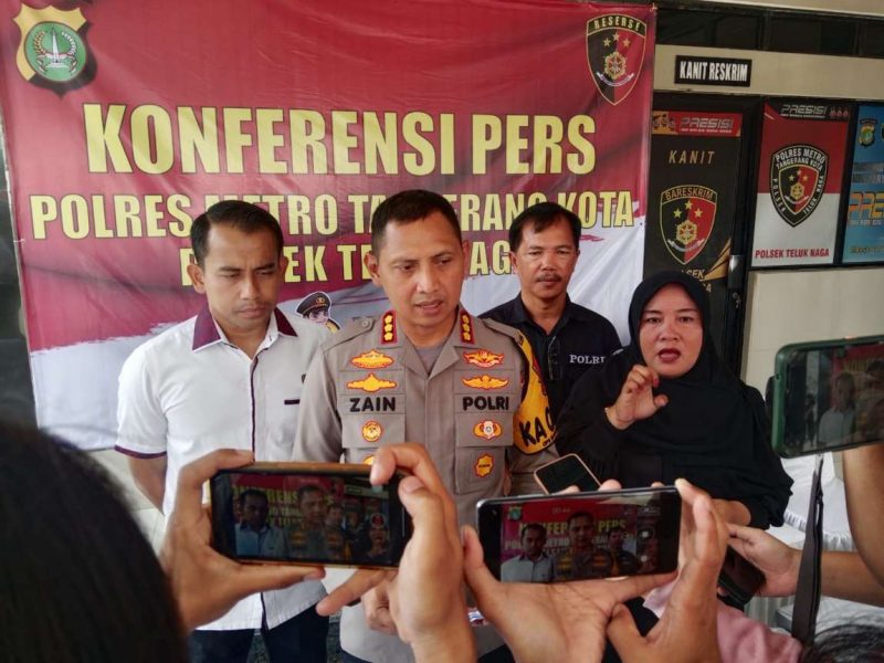 Foto: Kapolres Metro Tangerang Kota, Kombes Pol Zain Dwi Nugroho Bersama Kasatreskrim Kompol David Yunior Kanitero Saat Memberikan Keterangan Pers di Mapolsek Teluknaga, Selasa (3/8)