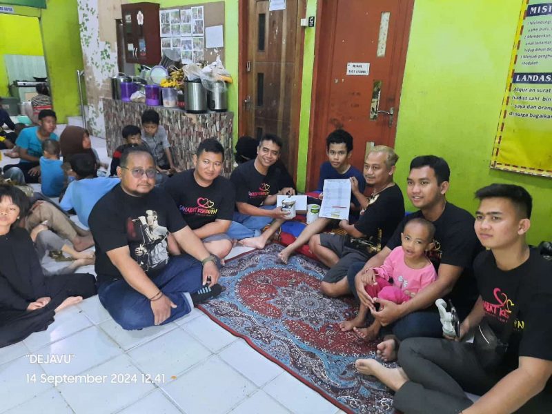 Foto: Tim Sahabat Kehidupan Saat Menyerahka Bantuan kepada Alwi Anak Yatim Piatu Penderita Sakit Tumor di Rajeg.