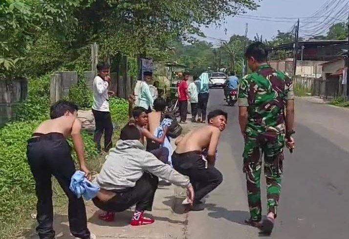 Foto: Anggota Babinsa Kodim 0510/Trs Saat Memberikan Sanksi Disiplin Kepada Puluhan Pelajar yang Hendak Tawuran Guna Memberikan Efek Jera.