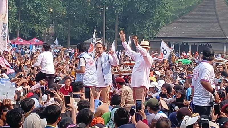 Foto: Raffi Achmad Saat Menghadiri Acara Pesta Rakyat dan Senam Gemoy Andra Soni-Dimyati di Alun-alun Kota Tangerang.