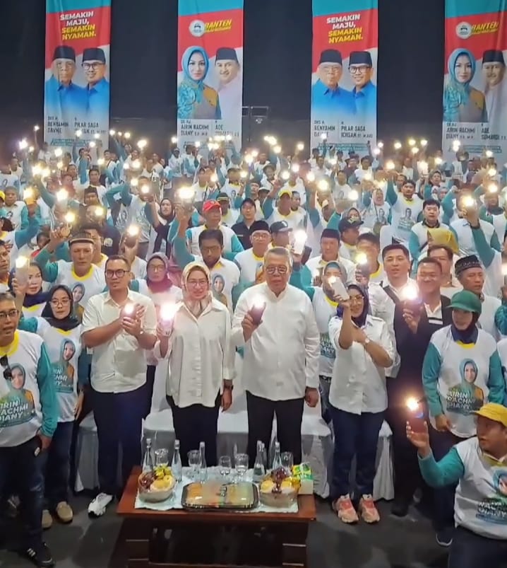 Foto: Relawan Masyarakat Pendukung Gibran Berfoto Bersama Airin-Ade dan Benyamin-Pilar.