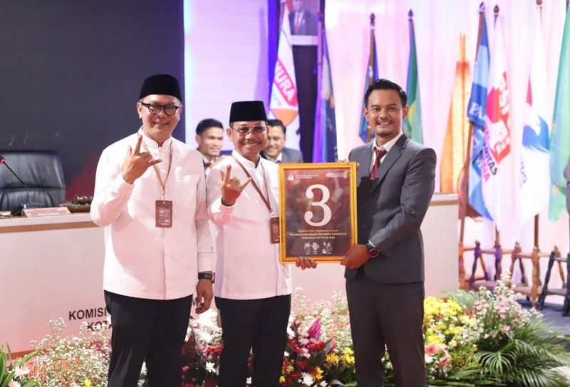 Foto: Paslon Walikota dan Wakil Walikota Tangerang, Syachrudin-Maryono Menunjukkan Nomor Urut Undian Pilkada 2024 di KPU Kota Tangerang