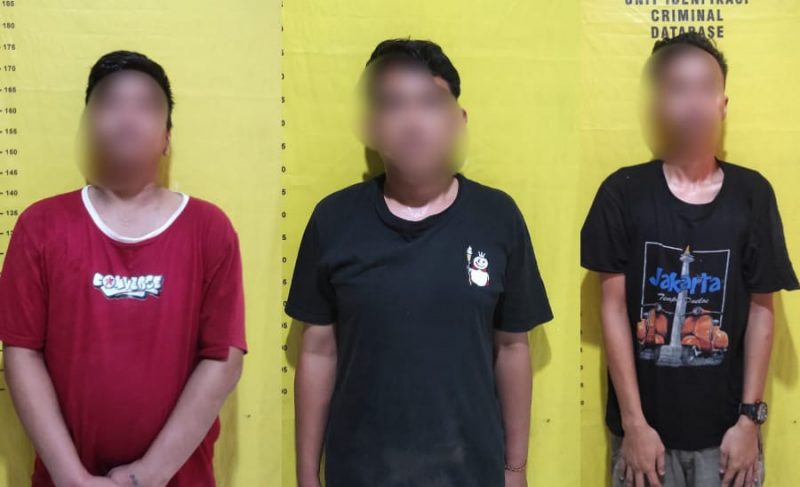 Foto: Tiga Pelaku Begal Handphon Saat Diamankan Polisi.