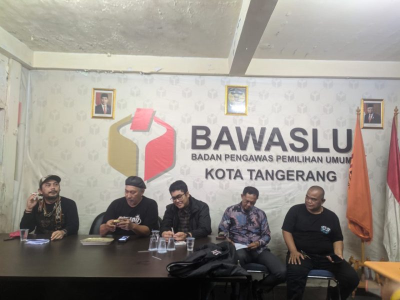 Foto: Divisi Humas Bawaslu Saat Temui Wartawan Yang Gelar Aksi Unras.