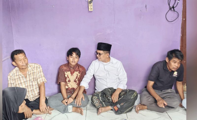 Foto: Andra Soni Saat Sambangi Anak Disabilitas yang Mengawal Ambulan.