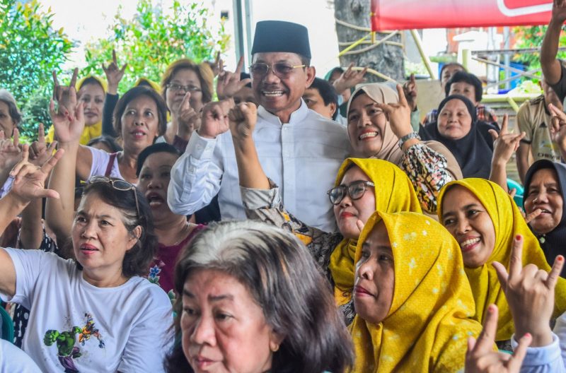 Foto: Blusukan ke Kampung Markisa, Syachrudin Berfoto Bersama Warga.