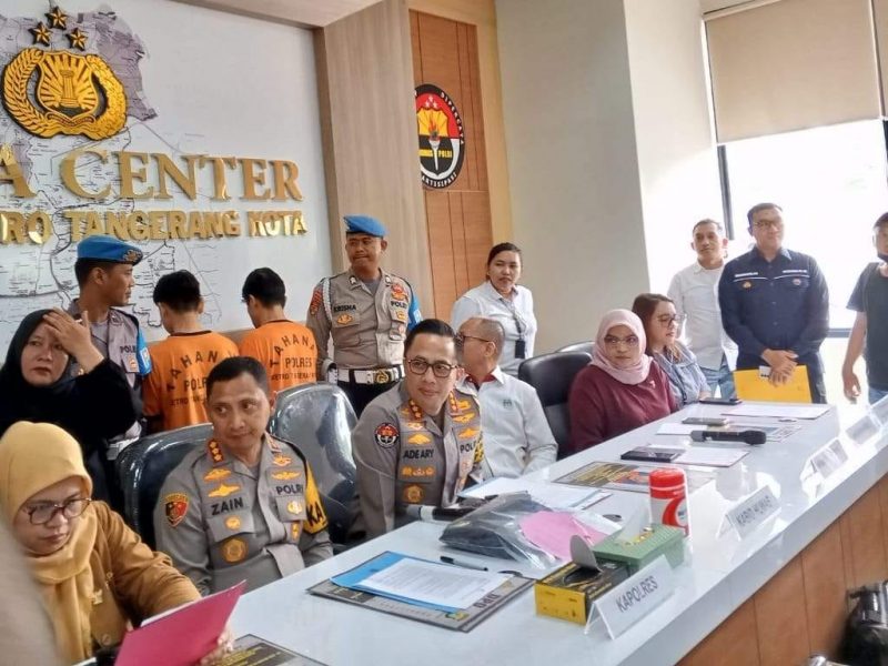 Foto: Kabidhumas Polda Metro Jaya Kombes Pol Ade Ary Didampingi Kapolres Metro Tangerang Kota Saat Memandu Kegiatan Konferensi Pers di Ruang Media Center Polres Metro Tangerang Kota.