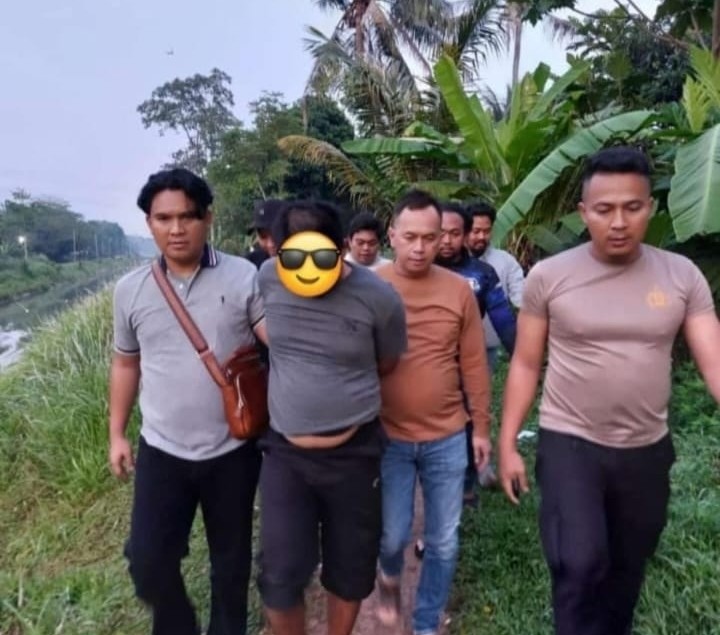 Foto: Palaku Penusukan di Talaga Bestari Saat Ditangkap dan Digiring Polisi ke Mapolresta Tangerang. Selasa (8/10)