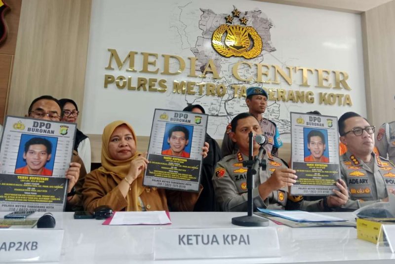 Foto: Kopolres Metro Tangerang Kota Kombes Pol Zain Dwi Nugroho bersama Kabidhumas Polda Metro Jaya Kombes Pol Ade Ary Saat Menunjukkan Rilis Salah Satu DPO Tersangka Kasus Pencabulan Anak di Tangerang.