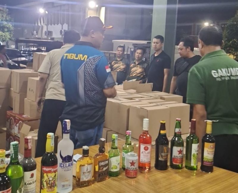 Foto: Barang Bukti Ratusan Dus Miras  Saat Dibawa ke Mako Satpol PP Kota Tangerang.