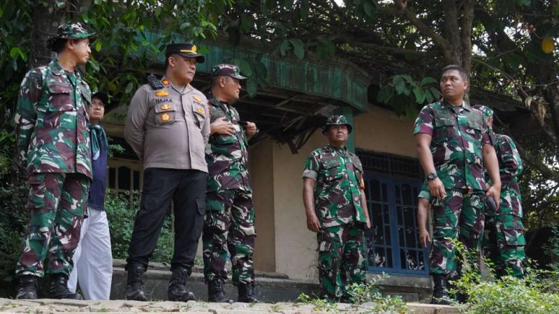 Foto: Dandim 0510/Tigaraksa Letkol Arh Syarief SB, Saat Pimpin Karbak di Anak Kali Cisadane, Jalan Raya Cadas-Kukun, Kecamatan Rajeg, Kabupaten, Tangerang.