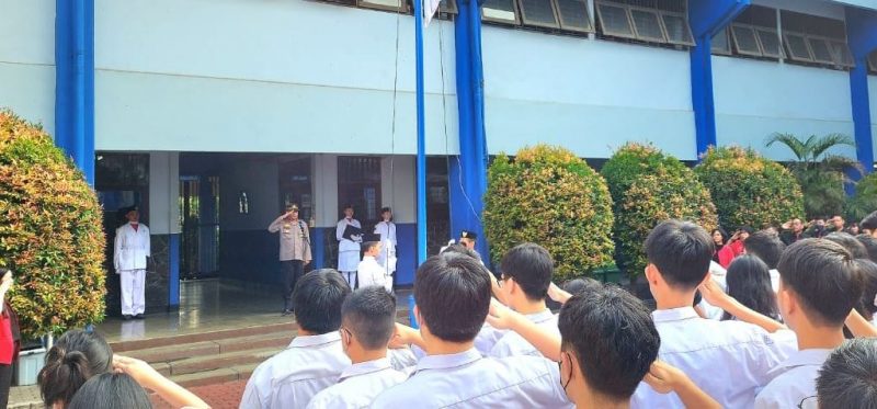 Foto: Kanit Bimas Polsek Karawaci Saat Menjadi Pembina Upacara di Sekolah SMK Tangerang Global.