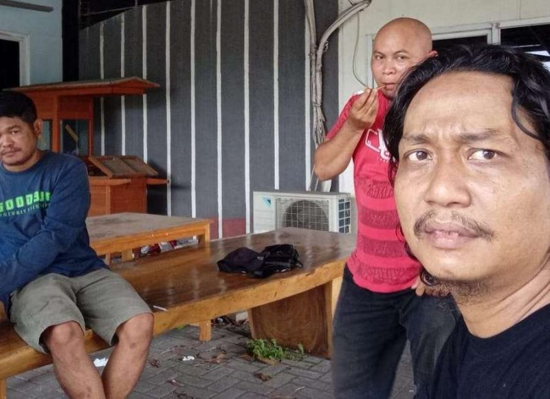 Foto: Salah Seorang Wartawan dari Forwat , Bang Putra Saat Berada di Rumah Warga Samping Korban Untuk Mencari Informasi Kronologis Kasus Kekerasan Seksual Terhadap Anak di Gang Parit Cipondoh.